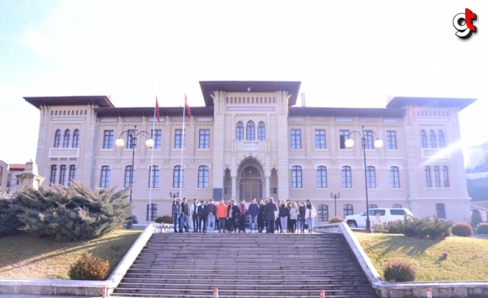 Kastamonu Üniversitesi öğrencileri kentin tarihi yerlerini gezdi