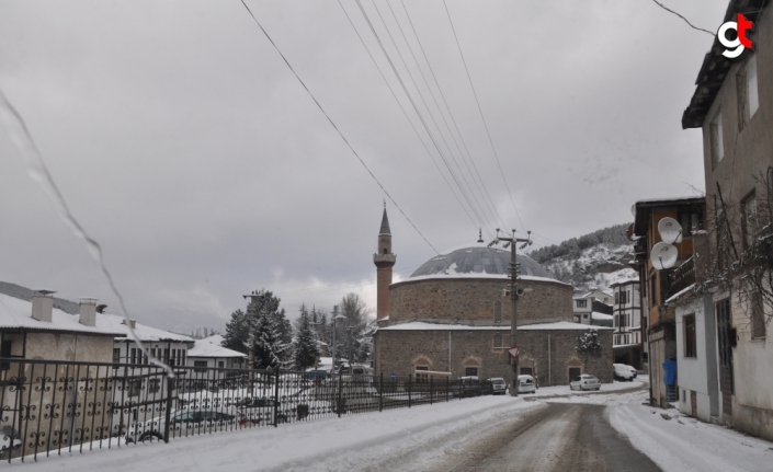 Osmanlı kasabası Mudurnu kar yağışıyla beyaza büründü