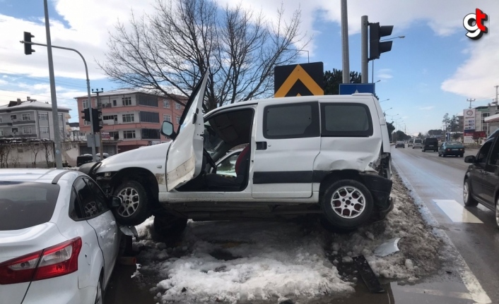 Samsun'da otomobille kamyonet çarpıştı, biri bebek 3 kişi yaralandı