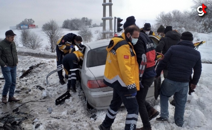 Yeniçağa'da otomobillerin çarpıştığı kazada 1 kişi yaralandı