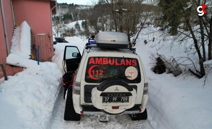 Yolu karla kapanan köydeki hastaya paletli ambulansla ulaşıldı