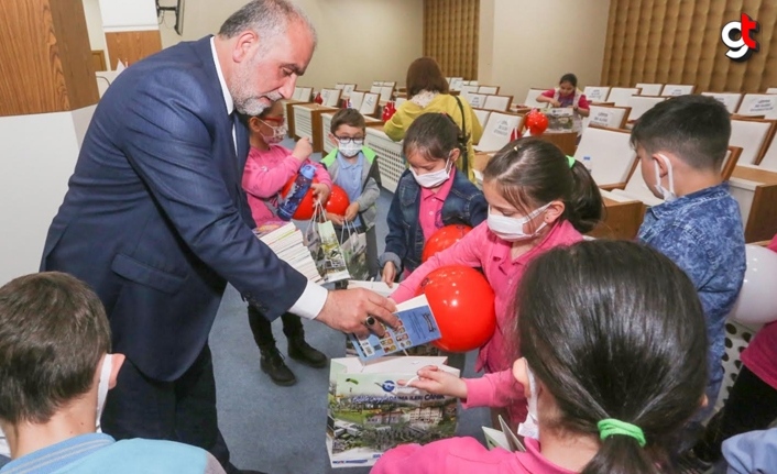 Öğrencilerin soruları Başkan Sandıkçı'yı terletti