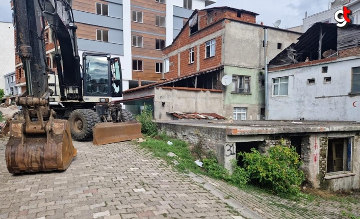 Salıpazarı Belediyesi İlçede Metruk Binaları Yıkıyor