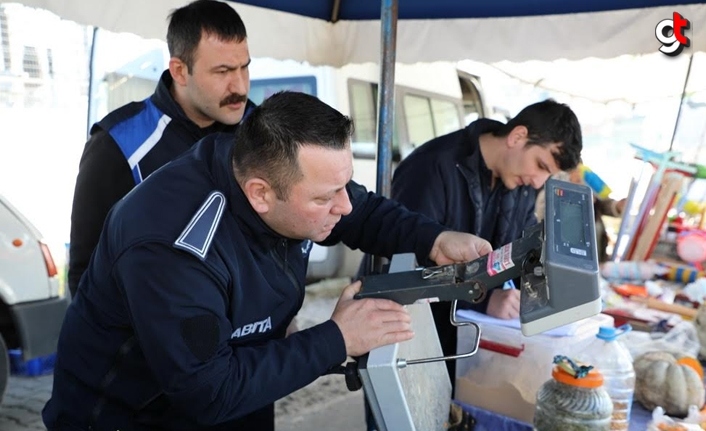 İlkadım'da zabıtalar pazarlardaki terazileri kontrol etti