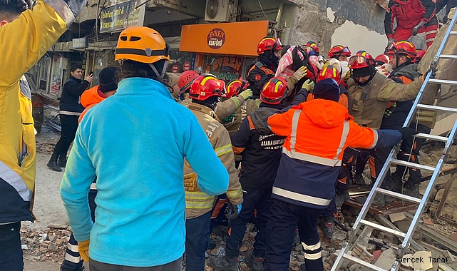 Tekkeköy Belediyesi personeli, 2 kişiyi daha canlı olarak enkazdan çıkardı