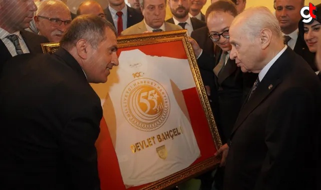 Bahçeli'ye MHP'nin 55. yılına özel Samsunspor forması hediye edildi